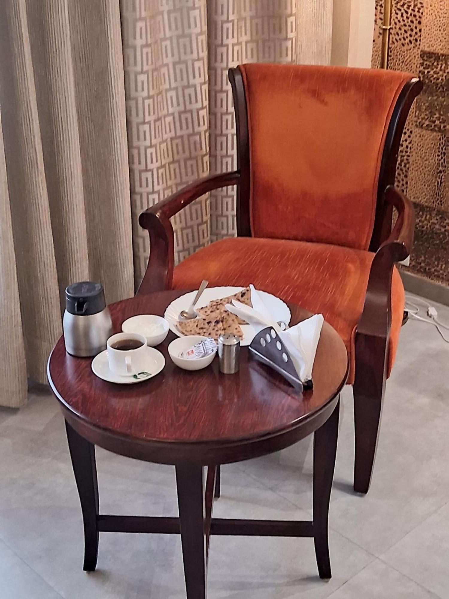 J P Hotel And Wedding Square Pilibhit Exterior foto