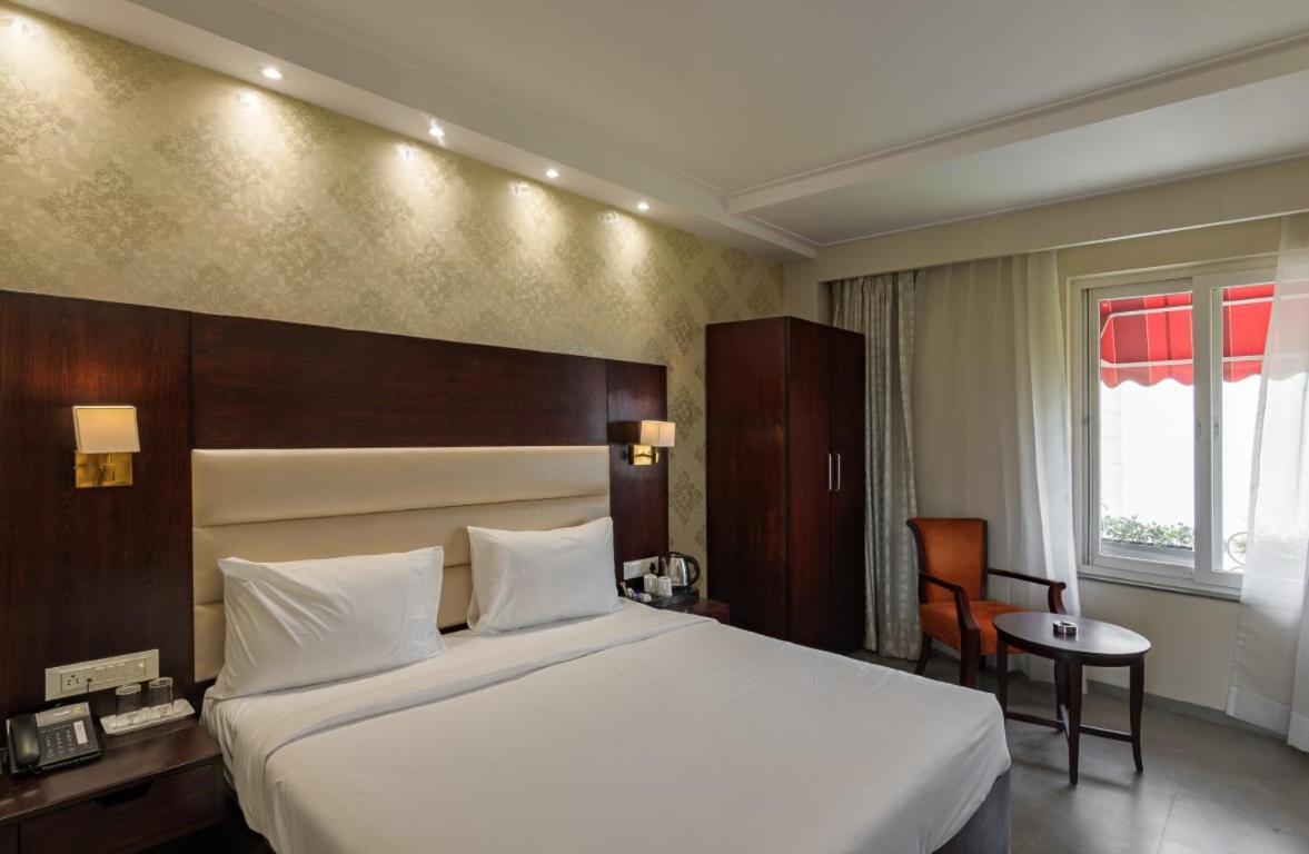J P Hotel And Wedding Square Pilibhit Exterior foto
